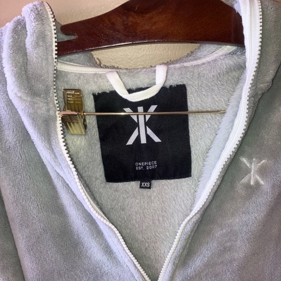 Onepiece The Norwegian Original Gray Fuzzy Fleece Hooded Onesie Jumpsuit Unisex - Picture 3 of 5